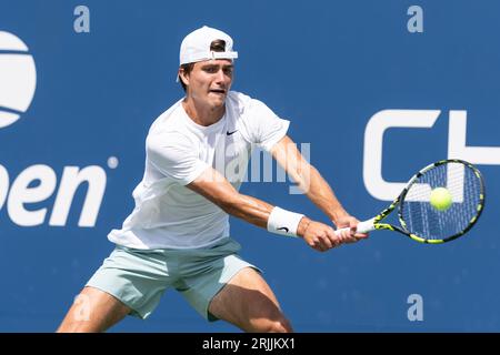 Quinn Vandecasteelle, des USA, revient au ballon lors du match de 1e tour contre Facundo Bagnis, d'Argentine, de qualification pour l'US Open Championship au Billy Jean King tennis Center à New York, le 22 août 2023 Banque D'Images