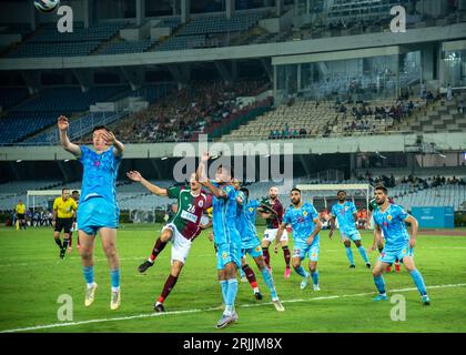 Kolkata, Bengale occidental, Inde. 23 août 2023. Différents moments du match de play-off de la zone sud de la coupe AFC entre Mohunbagan Super Giant Kolkata vs Abahani Limited Dhaka au stade VYBK dans lequel MBSG a assuré sa place dans la phase de groupes de la coupe AFC en battant Abahani Limited Dhaka par une marge de 3-1-1. (Image de crédit : © Amlan Biswas/Pacific Press via ZUMA Press Wire) USAGE ÉDITORIAL SEULEMENT! Non destiné à UN USAGE commercial ! Banque D'Images