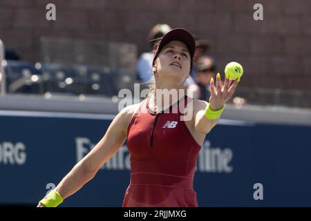 New York, États-Unis. 22 août 2023. Eugenie Bouchard, du Canada, sert lors du match de 1e ronde contre Katherine hui, des États-Unis, pour se qualifier pour l’US Open Championship au Billy Jean King tennis Center à New York, le 22 août 2023. Bouchard a gagné en sets consécutifs. (Photo de Lev Radin/Sipa USA) crédit : SIPA USA/Alamy Live News Banque D'Images