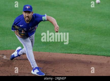 Baltimore, États-Unis. 22 août 2023. BALTIMORE, MD - 22 AOÛT : les Blue Jays de Toronto lancent le lanceur Yusei Kikuchi (16) sur le monticule lors d'un match de MLB entre les Orioles de Baltimore et les Blue Jays de Toronto, le 22 août 2023, à Orioles Park à Camden yards, à Baltimore, Maryland. (Photo de Tony Quinn/SipaUSA) crédit : SIPA USA/Alamy Live News Banque D'Images