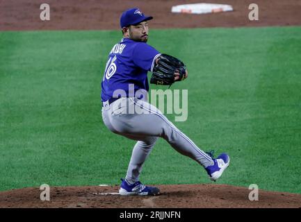 Baltimore, États-Unis. 22 août 2023. BALTIMORE, MD - 22 AOÛT : les Blue Jays de Toronto lancent le lanceur Yusei Kikuchi (16) sur le monticule lors d'un match de MLB entre les Orioles de Baltimore et les Blue Jays de Toronto, le 22 août 2023, à Orioles Park à Camden yards, à Baltimore, Maryland. (Photo de Tony Quinn/SipaUSA) crédit : SIPA USA/Alamy Live News Banque D'Images