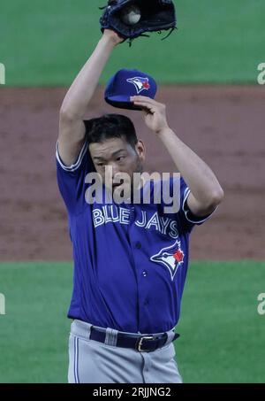 Baltimore, États-Unis. 22 août 2023. BALTIMORE, MD - 22 AOÛT : les Blue Jays de Toronto lancent le lanceur Yusei Kikuchi (16) sur le monticule lors d'un match de MLB entre les Orioles de Baltimore et les Blue Jays de Toronto, le 22 août 2023, à Orioles Park à Camden yards, à Baltimore, Maryland. (Photo de Tony Quinn/SipaUSA) crédit : SIPA USA/Alamy Live News Banque D'Images