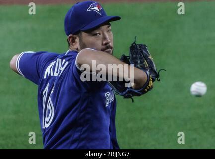 Baltimore, États-Unis. 22 août 2023. BALTIMORE, MD - 22 AOÛT : les Blue Jays de Toronto lancent le lanceur Yusei Kikuchi (16) sur le monticule lors d'un match de MLB entre les Orioles de Baltimore et les Blue Jays de Toronto, le 22 août 2023, à Orioles Park à Camden yards, à Baltimore, Maryland. (Photo de Tony Quinn/SipaUSA) crédit : SIPA USA/Alamy Live News Banque D'Images