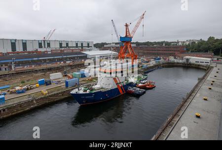 Kiel, Allemagne. 18 août 2023. Un navire d'escorte sous-marin se trouve au chantier naval ThyssenKrupp Marine Systems GmbH. La société a achevé une nouvelle salle ultramoderne pour la production de sous-marins. (À dpa 'Construction de sous-marins à TKMS plus rapide et plus efficace dans le nouveau hall ') crédit : Axel Heimken/dpa/Alamy Live News Banque D'Images