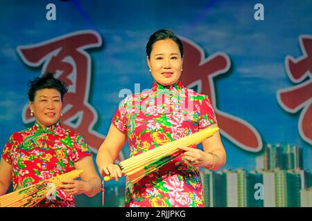 COMTÉ de LUANNAN, Chine - 30 août 2018 : spectacle de cheongsam sur scène, COMTÉ de LUANNAN, province du Hebei, Chine Banque D'Images