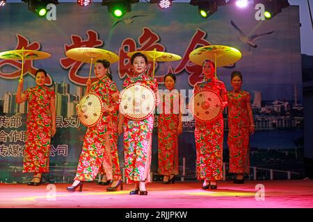 COMTÉ de LUANNAN, Chine - 30 août 2018 : spectacle de cheongsam sur scène, COMTÉ de LUANNAN, province du Hebei, Chine Banque D'Images