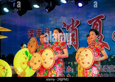 COMTÉ de LUANNAN, Chine - 30 août 2018 : spectacle de cheongsam sur scène, COMTÉ de LUANNAN, province du Hebei, Chine Banque D'Images