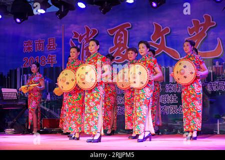 COMTÉ de LUANNAN, Chine - 30 août 2018 : spectacle de cheongsam sur scène, COMTÉ de LUANNAN, province du Hebei, Chine Banque D'Images