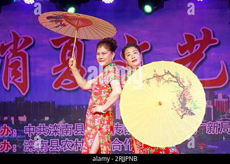 COMTÉ de LUANNAN, Chine - 30 août 2018 : spectacle de cheongsam sur scène, COMTÉ de LUANNAN, province du Hebei, Chine Banque D'Images