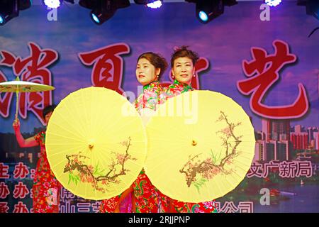 COMTÉ de LUANNAN, Chine - 30 août 2018 : spectacle de cheongsam sur scène, COMTÉ de LUANNAN, province du Hebei, Chine Banque D'Images