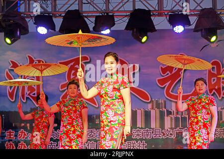 COMTÉ de LUANNAN, Chine - 30 août 2018 : spectacle de cheongsam sur scène, COMTÉ de LUANNAN, province du Hebei, Chine Banque D'Images