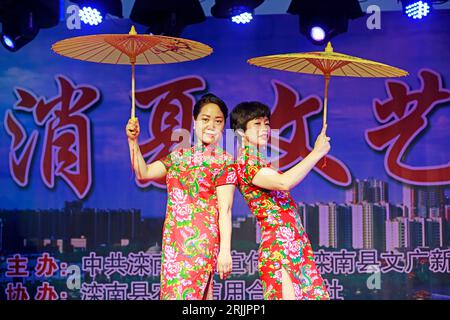 COMTÉ de LUANNAN, Chine - 30 août 2018 : spectacle de cheongsam sur scène, COMTÉ de LUANNAN, province du Hebei, Chine Banque D'Images