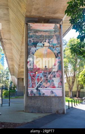 Wallamullah Land of Plenty est une murale indigène réalisée par les artistes Merilyn Fairskye & Michiel Dolk de 1982 peinte sur un pylône de chemin de fer à Woolloomoolloo Banque D'Images