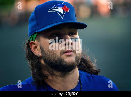 Baltimore, États-Unis. 22 août 2023. BALTIMORE, MD - 22 AOÛT : arrêt Bo Bichette (11) des Blue Jays de Toronto avant un match de MLB entre les Orioles de Baltimore et les Blue Jays de Toronto, le 22 août 2023, à Orioles Park à Camden yards, à Baltimore, Maryland. (Photo de Tony Quinn/SipaUSA) crédit : SIPA USA/Alamy Live News Banque D'Images