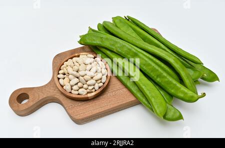 Haricots d'épée avec des légumes frais sur fond blanc Banque D'Images