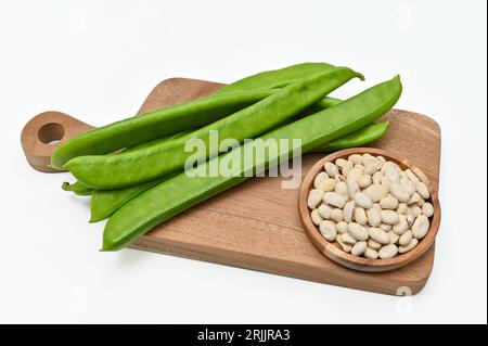 Haricots d'épée avec des légumes frais sur fond blanc Banque D'Images