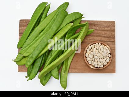 Haricots d'épée avec des légumes frais sur fond blanc Banque D'Images