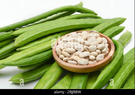 Haricots d'épée avec des légumes frais sur fond blanc Banque D'Images