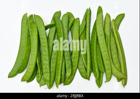 Haricots d'épée avec des légumes frais sur fond blanc Banque D'Images