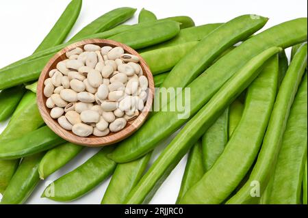 Haricots d'épée avec des légumes frais sur fond blanc Banque D'Images