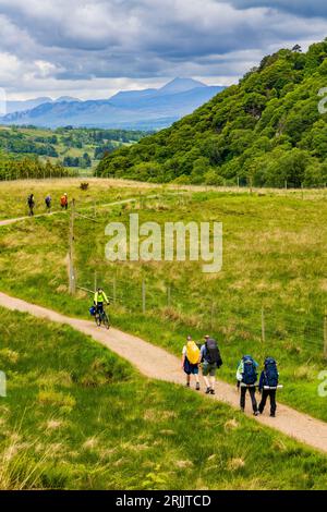 Randonneurs et marcheurs sur la route de longue distance West Highland Way en direction du Loch Lomond dans le Troassac Banque D'Images