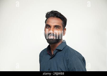 Homme africain asiatique de l'est avec tête de portrait de barbe prise de vue. Banque D'Images