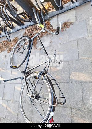 Les épaves de vélo étiquetées que si elles ne sont pas enlevées, la municipalité de Zuidplas enlèvera et détruira ce vélo à la gare de Nieuwerkerk Banque D'Images