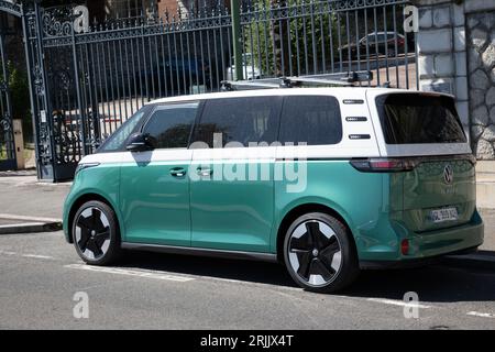 Bordeaux , France - 08 18 2023 : Volkswagen ID Buzz ev car van nouvelle batterie minivan électrique du constructeur automobile allemand vw Banque D'Images