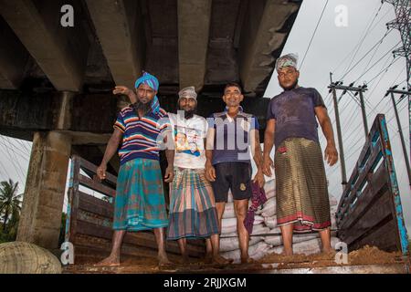 Les coques de bois sont déchargées du bateau. Cette photo a été prise le 14 septembre 2022 à Ruhitpur, Bangladesh Banque D'Images