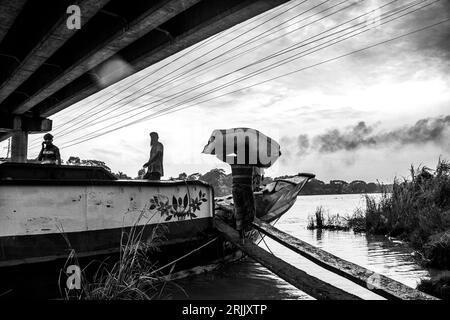 Les coques de bois sont déchargées du bateau. Cette photo a été prise le 14 septembre 2022 à Ruhitpur, Bangladesh Banque D'Images