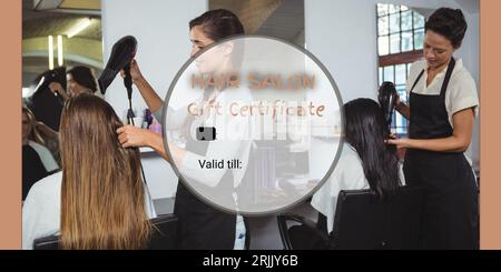 Composite de texte de certificat-cadeau de salon de coiffure sur divers coiffeurs féminins avec des clients féminins Banque D'Images