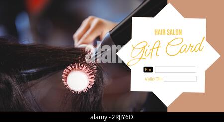 Composite de texte de certificat-cadeau de salon de coiffure sur cheveux femme caucasienne coiffeuse séchant les cheveux Banque D'Images