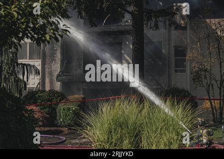 Un incendie féroce engloutit un immeuble de Bellevue, envoyant de la fumée et des flammes vers le ciel alors que les pompiers se battent pour contenir le feu à trois alarmes un mardi après-midi. Mardi après-midi, un inferno déferlé a détruit un complexe d'appartements de Bellevue, forçant les pompiers locaux à une opération rapide et intense de réponse à trois alarmes. La conflagration a éclaté peu avant 3 heures à proximité du bloc 15200 de la 16e place ne, comme l'ont confirmé les responsables du service d'incendie de Bellevue. Les pompiers ont vaillamment sauvé un individu d'une situation périlleuse au troisième étage du Th Banque D'Images