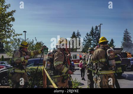 Un incendie féroce engloutit un immeuble de Bellevue, envoyant de la fumée et des flammes vers le ciel alors que les pompiers se battent pour contenir le feu à trois alarmes un mardi après-midi. Mardi après-midi, un inferno déferlé a détruit un complexe d'appartements de Bellevue, forçant les pompiers locaux à une opération rapide et intense de réponse à trois alarmes. La conflagration a éclaté peu avant 3 heures à proximité du bloc 15200 de la 16e place ne, comme l'ont confirmé les responsables du service d'incendie de Bellevue. Les pompiers ont vaillamment sauvé un individu d'une situation périlleuse au troisième étage du Th Banque D'Images