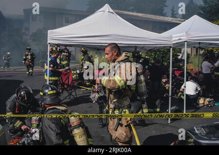 Un incendie féroce engloutit un immeuble de Bellevue, envoyant de la fumée et des flammes vers le ciel alors que les pompiers se battent pour contenir le feu à trois alarmes un mardi après-midi. Mardi après-midi, un inferno déferlé a détruit un complexe d'appartements de Bellevue, forçant les pompiers locaux à une opération rapide et intense de réponse à trois alarmes. La conflagration a éclaté peu avant 3 heures à proximité du bloc 15200 de la 16e place ne, comme l'ont confirmé les responsables du service d'incendie de Bellevue. Les pompiers ont vaillamment sauvé un individu d'une situation périlleuse au troisième étage du Th Banque D'Images