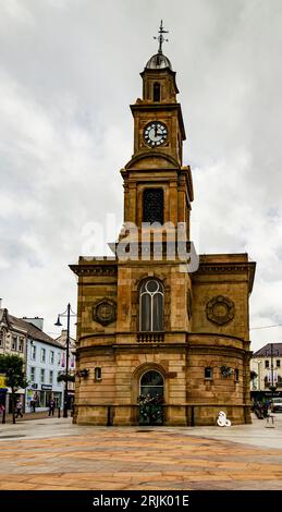 Coleraine, Co, Derry, Irlande du Nord, juillet 04 2023 - Hôtel de ville de Coleraine avec tour d'horloge dans le diamant Banque D'Images