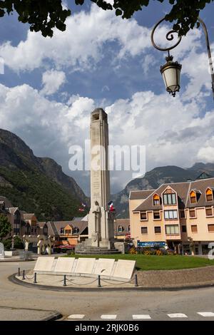 SAINT-JEAN-DE-MAURIENNE, FRANCE, 24 JUILLET 2023 : vue du centre-ville et mémorial de la guerre de Saint-Jean-de-Maurienne en Savoie. C'est une ville principale du Banque D'Images