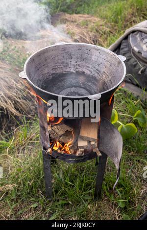 Cuisson en chaudron sur feu ouvert dans la nature. Banque D'Images