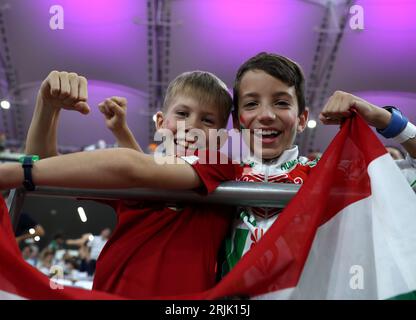 Budapest, Hongrie. 22 août 2023. Deux garçons posent pour des photos aux Championnats du monde d'athlétisme Budapest 2023 à Budapest, Hongrie, le 22 août 2023. Crédit : Li Ming/Xinhua/Alamy Live News Banque D'Images