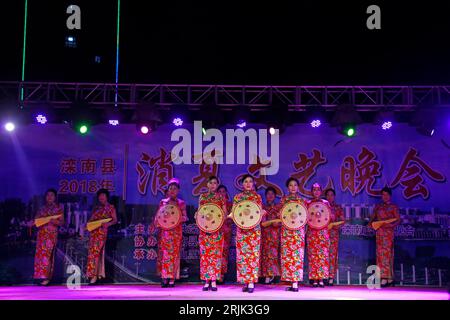 Comté de Luannan - 25 août 2018 : représentation chinoise de cheongsam, comté de Luannan, province du Hebei, Chine Banque D'Images
