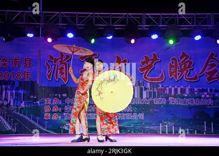 Comté de Luannan - 25 août 2018 : représentation chinoise de cheongsam, comté de Luannan, province du Hebei, Chine Banque D'Images
