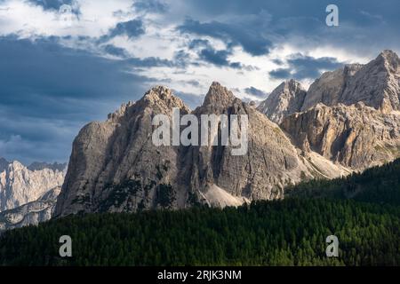 Rifugio son Forca baigné dans l'étreinte dorée de la lumière du soleil sur les montagnes. Banque D'Images