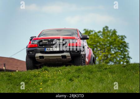 Engure, Lettonie - 13 mai 2023 : Nouveau Ford Ranger garé en haut d'une colline, vue de face. Banque D'Images