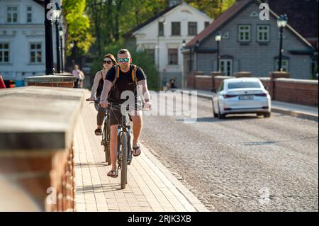 Engure, Lettonie - 13 mai 2023 : circulation sur l'ancien pont en béton sur la rivière Venta. Banque D'Images