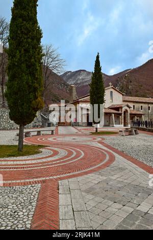 Poggio Bustone (Italie) - Une petite ville médiévale à côté de Rieti, ville d'origine du célèbre chanteur décédé Lucio Battisti, qui est dédié à la statue Banque D'Images