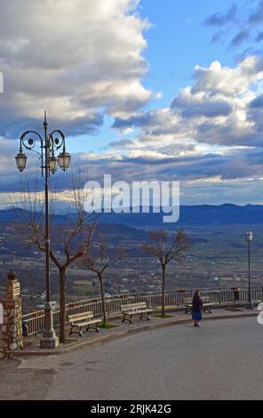 Poggio Bustone (Italie) - Une petite ville médiévale à côté de Rieti, ville d'origine du célèbre chanteur décédé Lucio Battisti, qui est dédié à la statue Banque D'Images