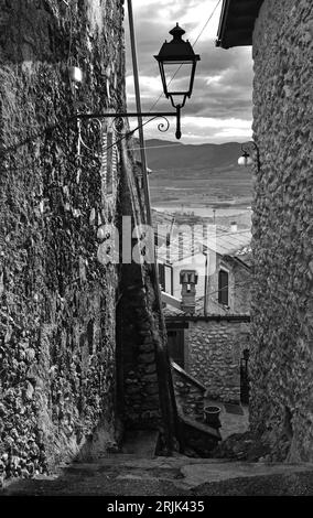 Poggio Bustone (Italie) - Une petite ville médiévale à côté de Rieti, ville d'origine du célèbre chanteur décédé Lucio Battisti, qui est dédié à la statue Banque D'Images