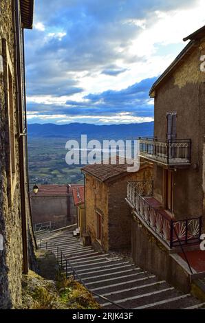 Poggio Bustone (Italie) - Une petite ville médiévale à côté de Rieti, ville d'origine du célèbre chanteur décédé Lucio Battisti, qui est dédié à la statue Banque D'Images