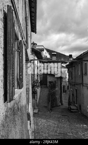 Poggio Bustone (Italie) - Une petite ville médiévale à côté de Rieti, ville d'origine du célèbre chanteur décédé Lucio Battisti, qui est dédié à la statue Banque D'Images