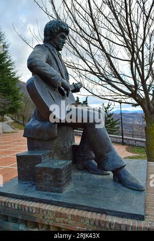 Poggio Bustone (Italie) - Une petite ville médiévale à côté de Rieti, ville d'origine du célèbre chanteur décédé Lucio Battisti, qui est dédié à la statue Banque D'Images